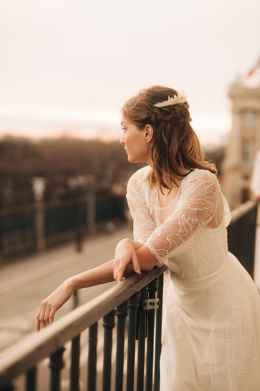 Peigne à cheveux composé de ruscus blanc cristallisé à la résine