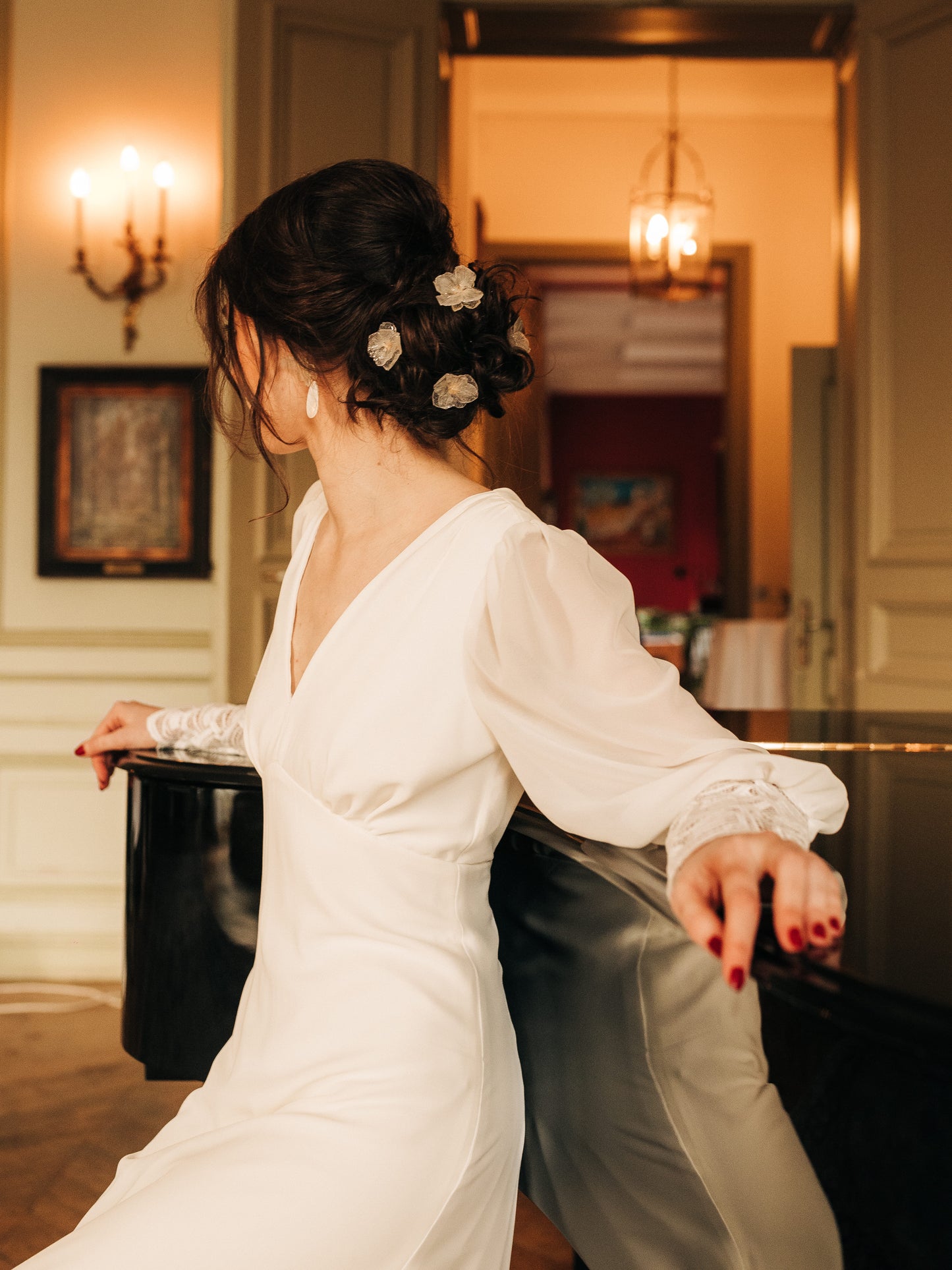 Pic à cheveux faite en fleurs d'hortensia stabilisées blanches et cristallisées à la résine, fixée sur une pic à cheveux collection mariée