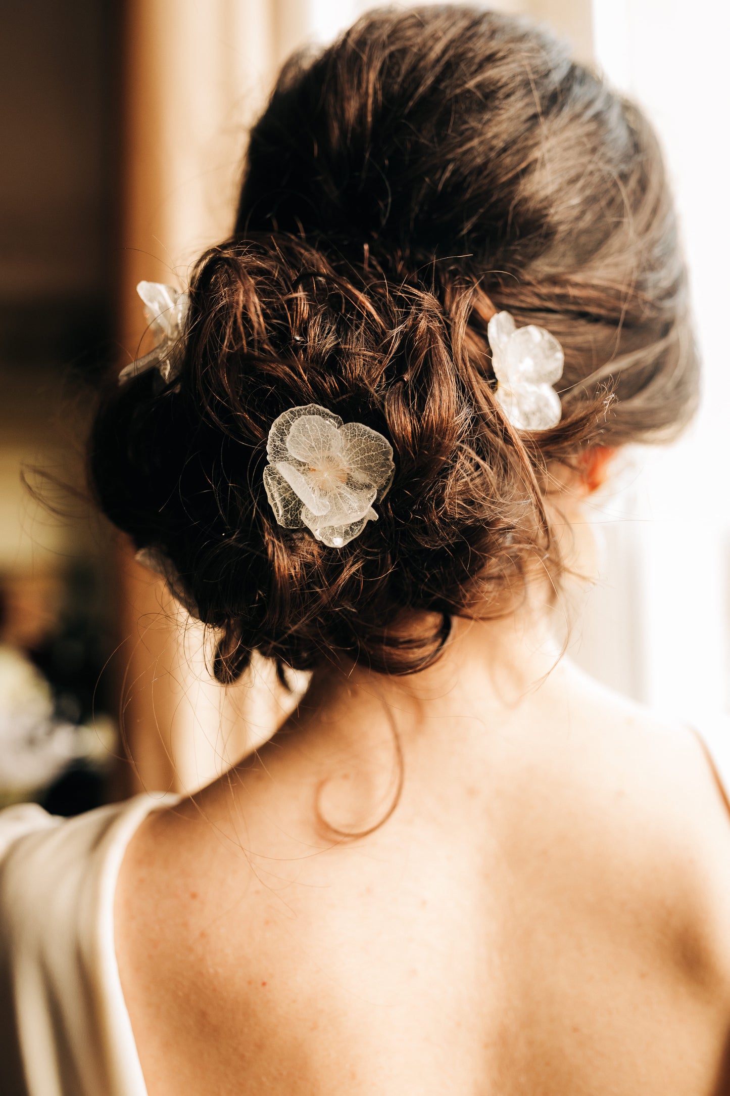 Pic à cheveux faite en fleurs d'hortensia stabilisées blanches et cristallisées à la résine, fixée sur une pic à cheveux collection mariée