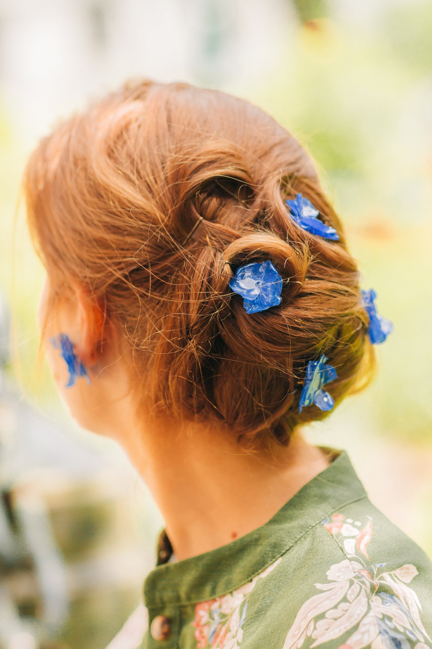 Pic à cheveux faite en fleurs d'hortensia stabilisées blanches ou autres couleurs et cristallisées à la résine, fixée sur une pic à cheveux