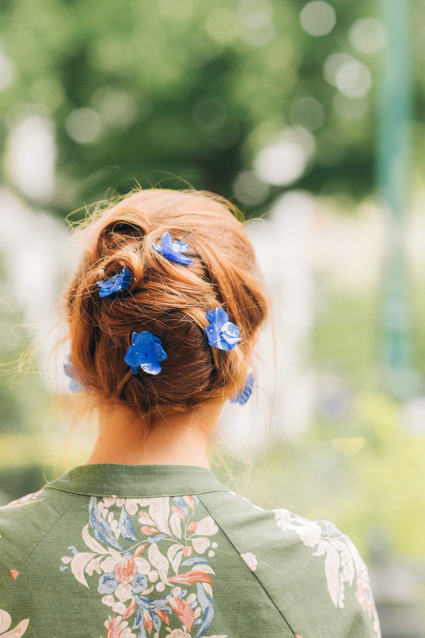 Pic à cheveux faite en fleurs d'hortensia stabilisées blanches ou autres couleurs et cristallisées à la résine, fixée sur une pic à cheveux