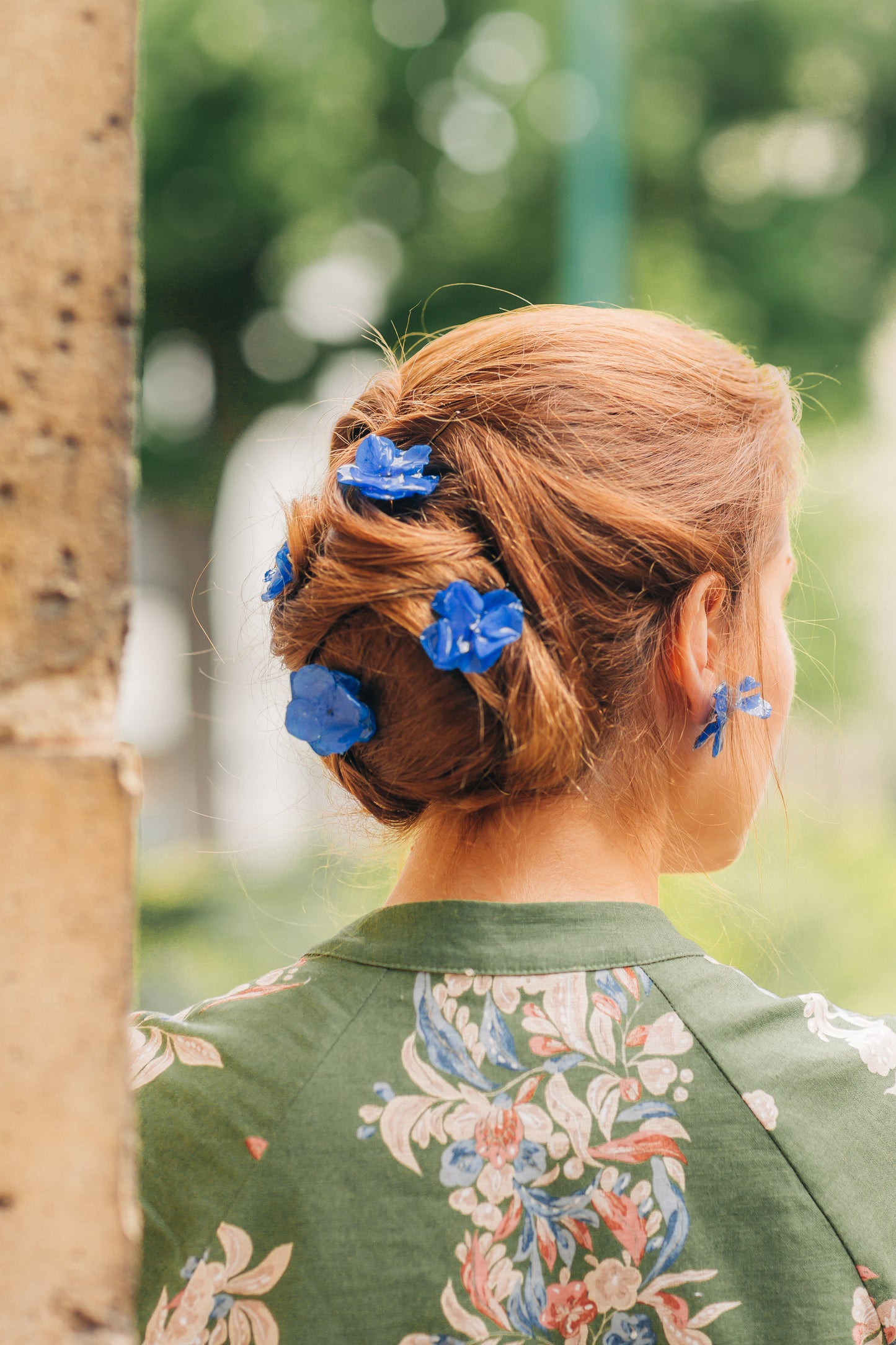 Pic à cheveux faite en fleurs d'hortensia stabilisées blanches ou autres couleurs et cristallisées à la résine, fixée sur une pic à cheveux