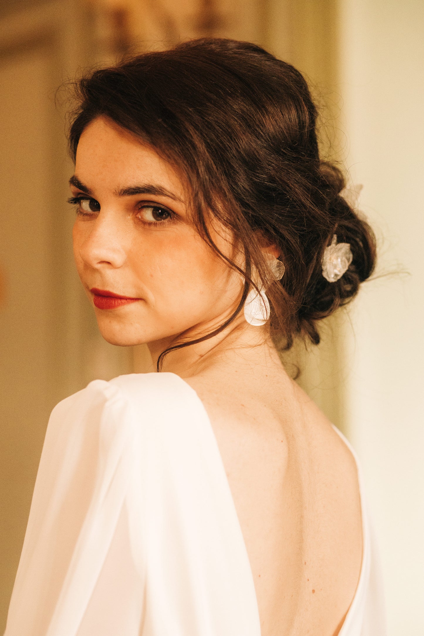 Pic à cheveux faite en fleurs d'hortensia stabilisées blanches et cristallisées à la résine, fixée sur une pic à cheveux collection mariée