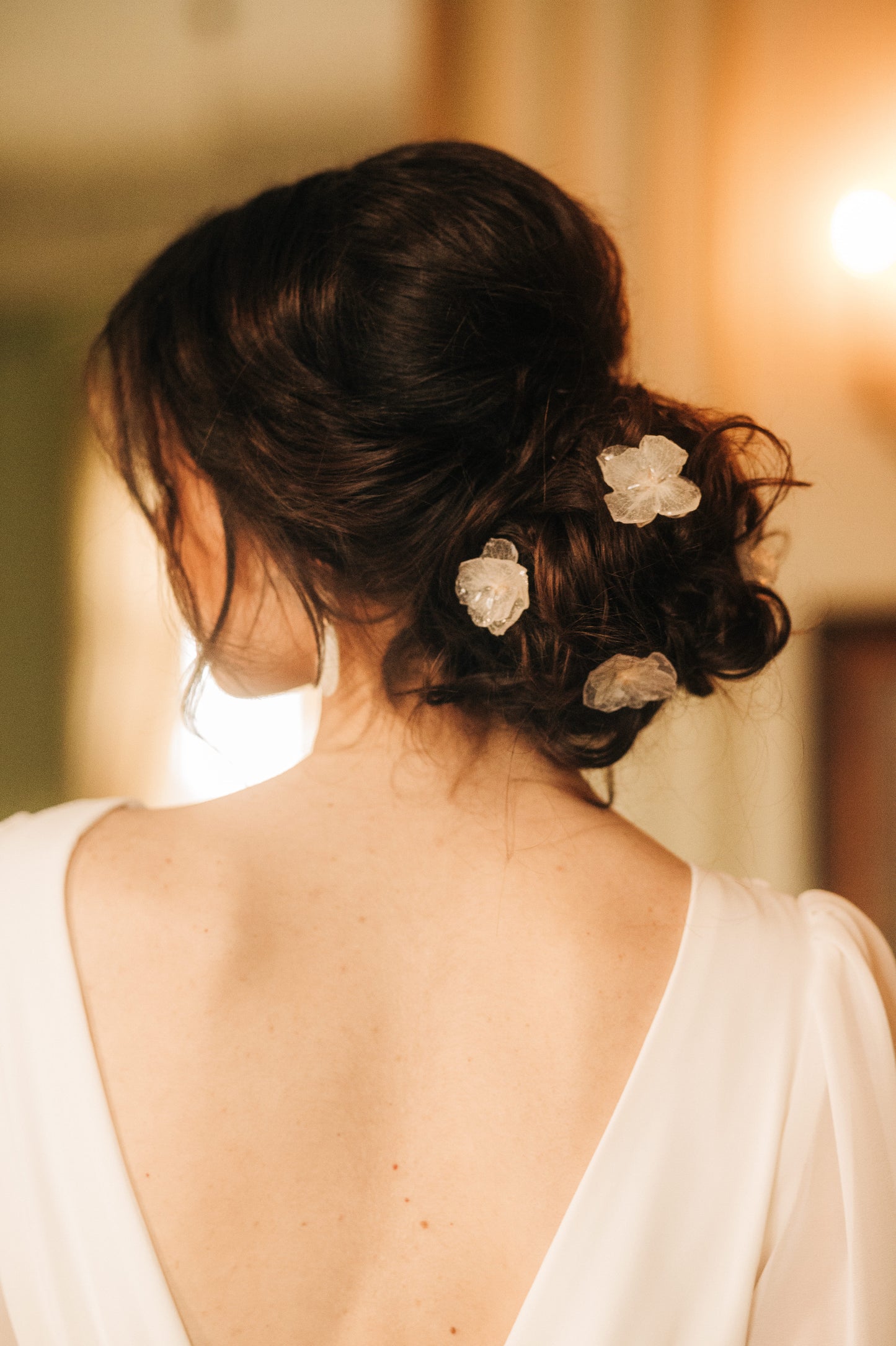 Pic à cheveux faite en fleurs d'hortensia stabilisées blanches et cristallisées à la résine, fixée sur une pic à cheveux collection mariée
