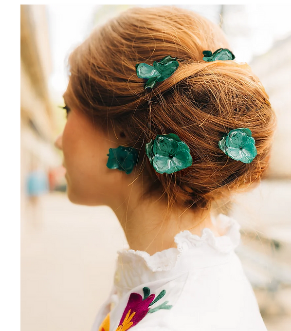 Pic à cheveux faite en fleurs d'hortensia stabilisées blanches ou autres couleurs et cristallisées à la résine, fixée sur une pic à cheveux