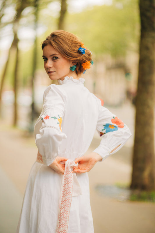 Pic à cheveux faite en fleurs d'hortensia stabilisées blanches ou autres couleurs et cristallisées à la résine, fixée sur une pic à cheveux