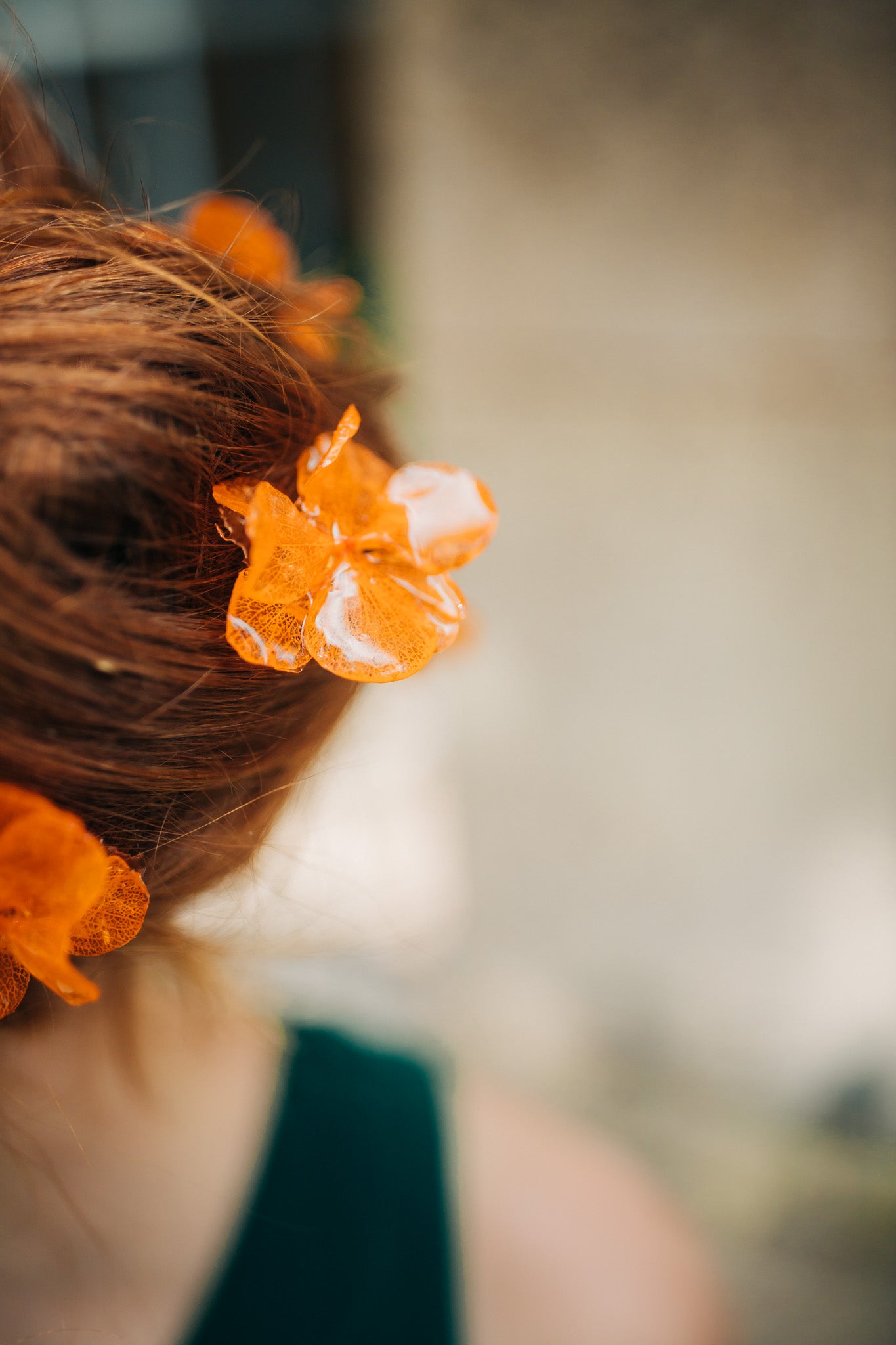 Pic à cheveux faite en fleurs d'hortensia stabilisées blanches ou autres couleurs et cristallisées à la résine, fixée sur une pic à cheveux