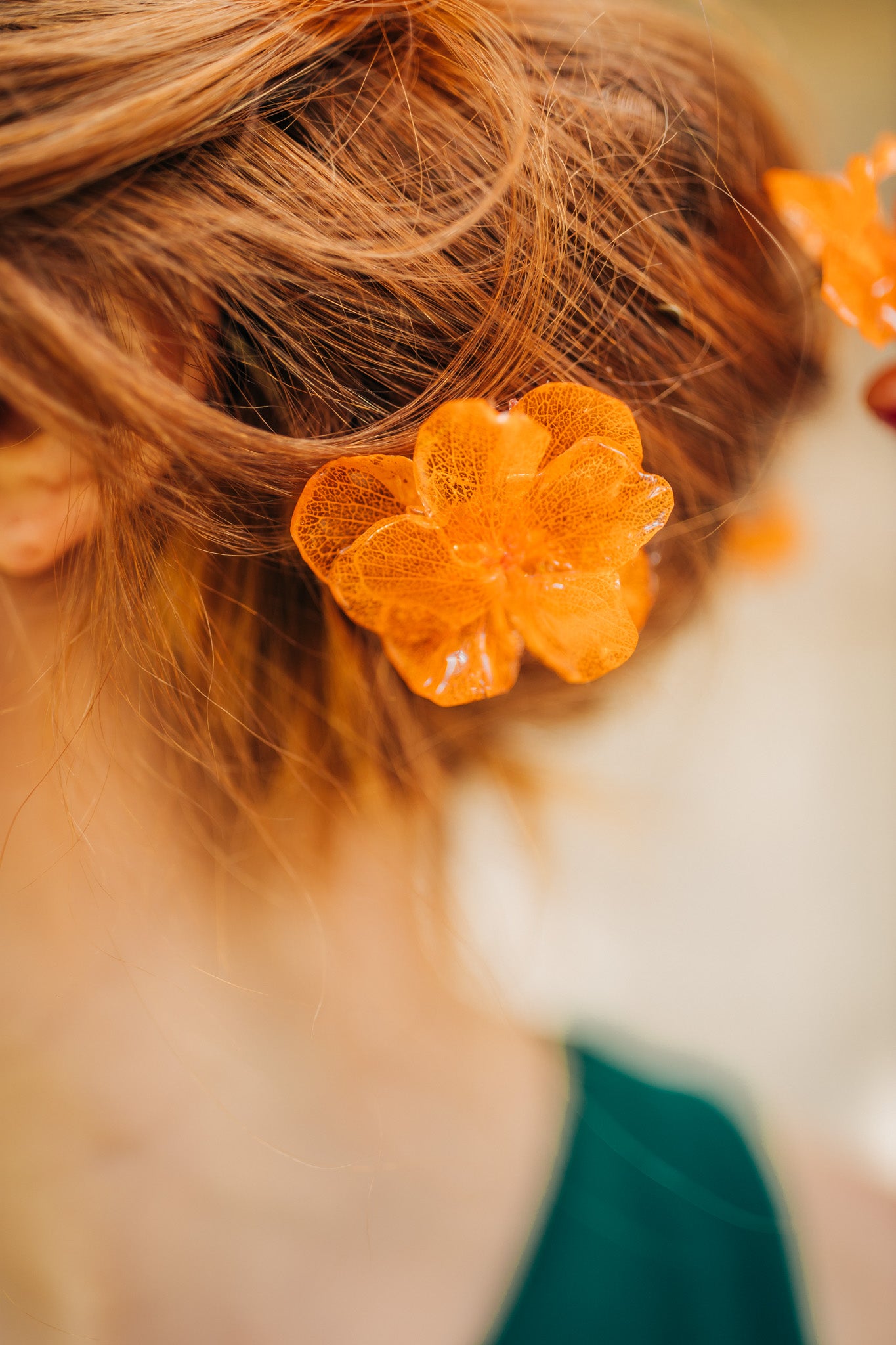Pic à cheveux faite en fleurs d'hortensia stabilisées blanches ou autres couleurs et cristallisées à la résine, fixée sur une pic à cheveux