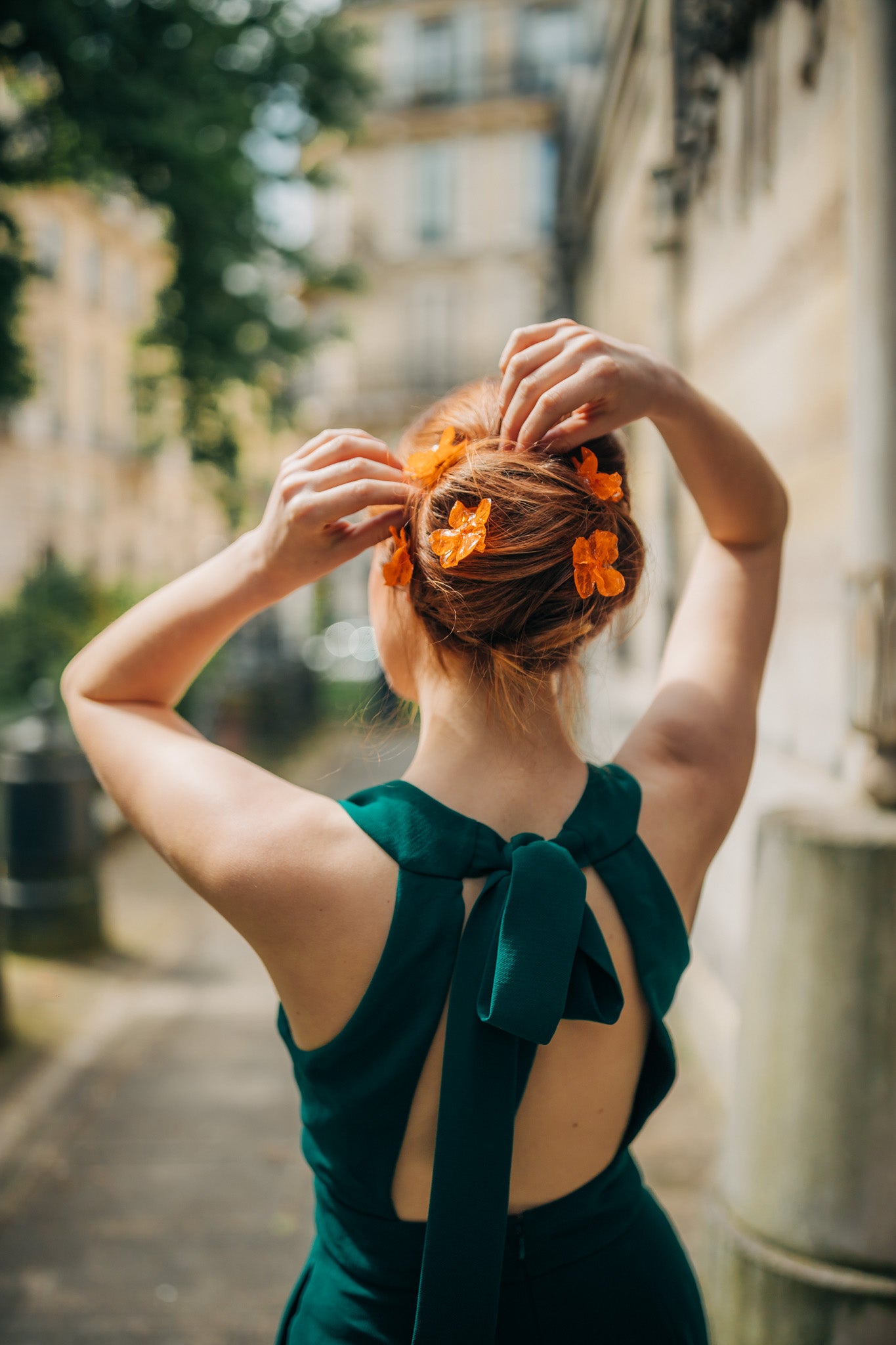 Pic à cheveux faite en fleurs d'hortensia stabilisées blanches ou autres couleurs et cristallisées à la résine, fixée sur une pic à cheveux
