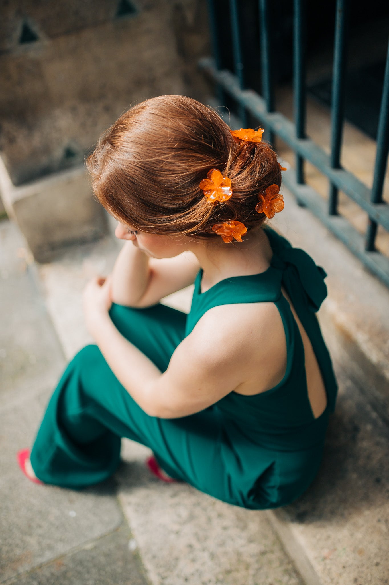 Pic à cheveux faite en fleurs d'hortensia stabilisées blanches ou autres couleurs et cristallisées à la résine, fixée sur une pic à cheveux