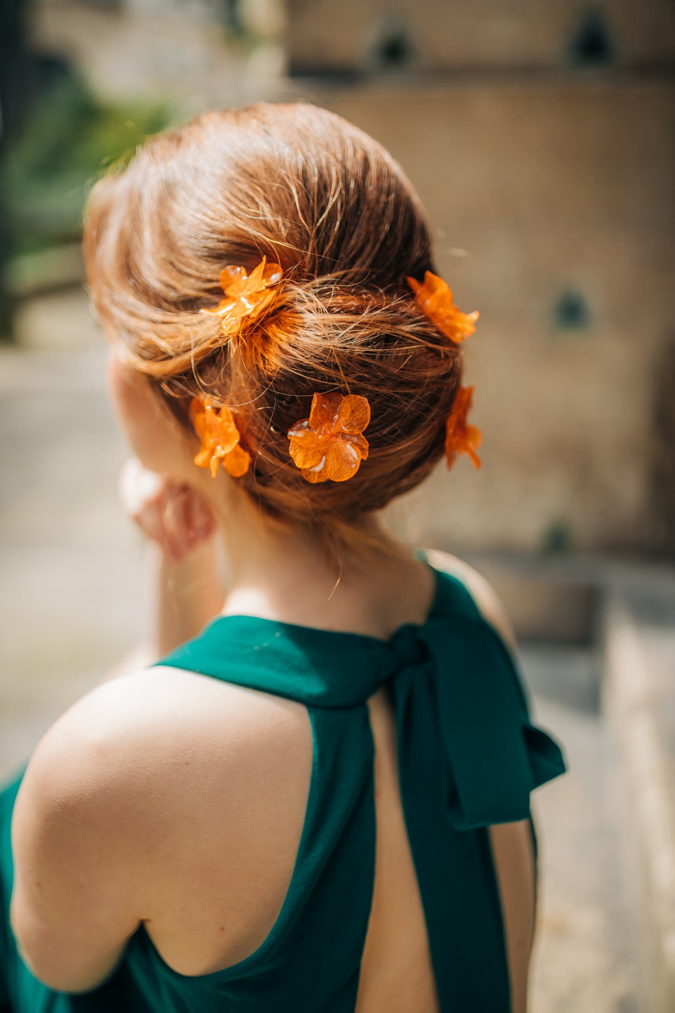 Pic à cheveux faite en fleurs d'hortensia stabilisées blanches ou autres couleurs et cristallisées à la résine, fixée sur une pic à cheveux