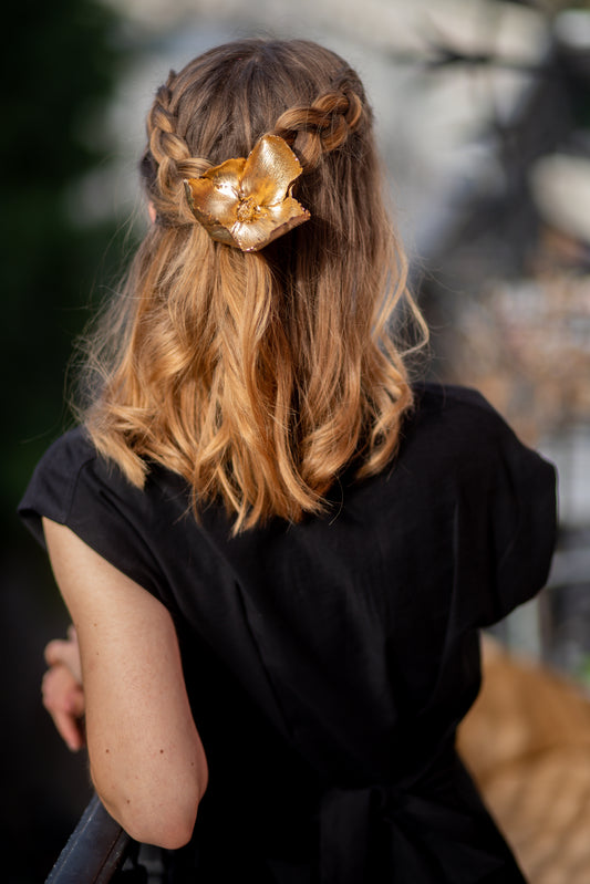 Pic à cheveux en fleur de bois Palm cup dorée