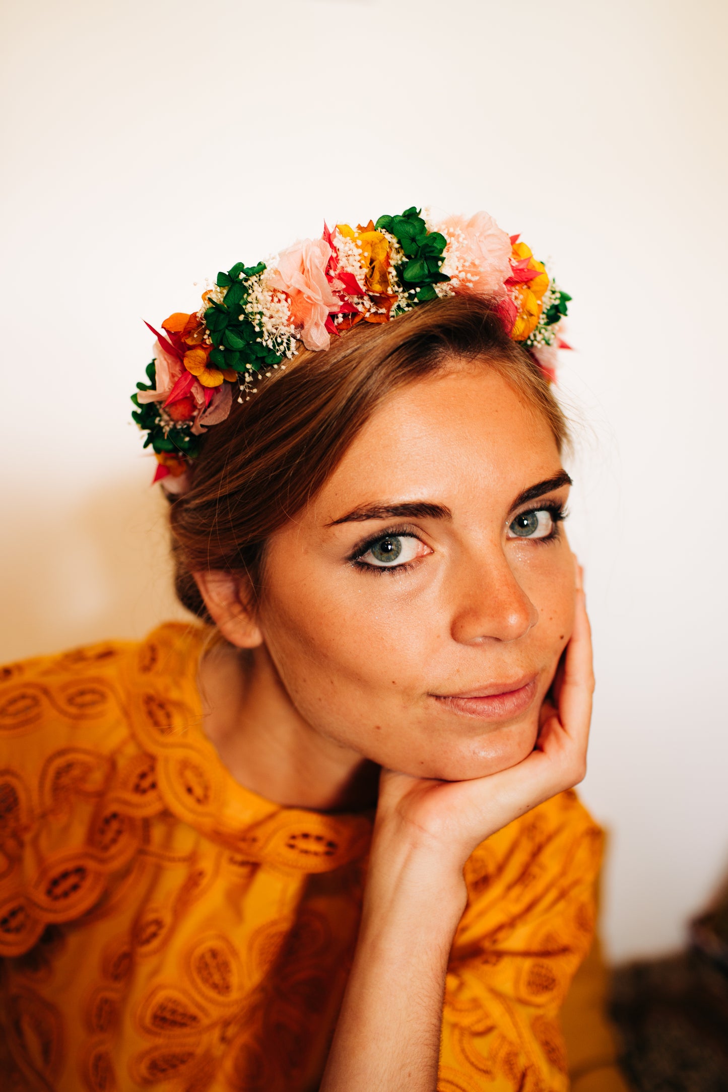 Serre tête décoré de fleurs stabilisées colorées