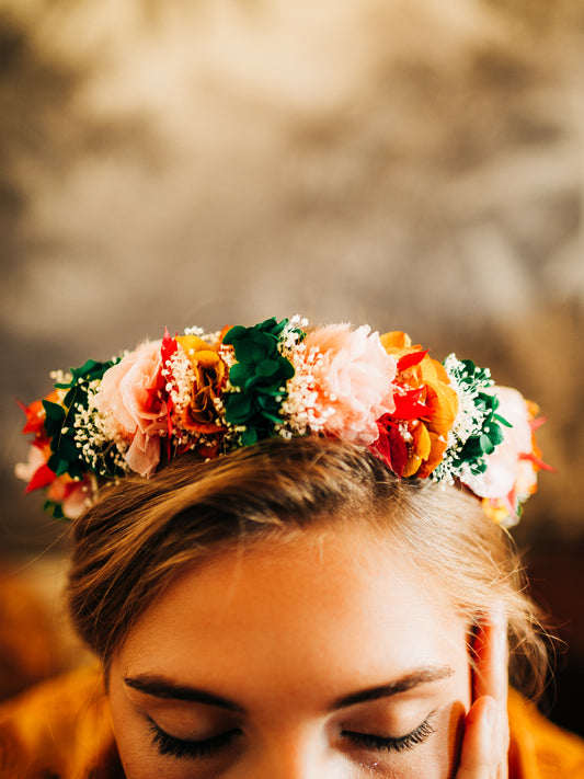 Serre tête décoré de fleurs stabilisées colorées