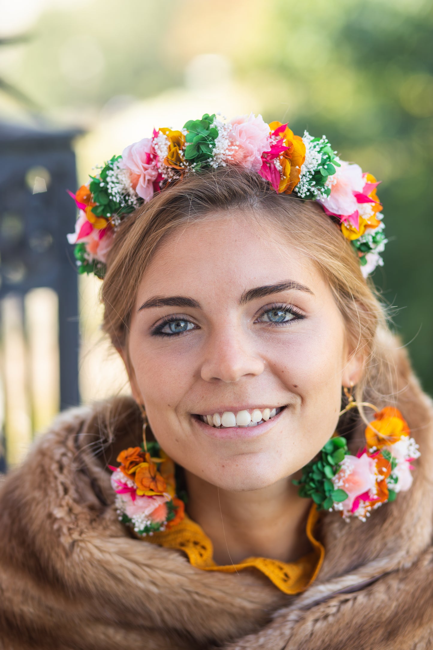 Serre tête décoré de fleurs stabilisées colorées