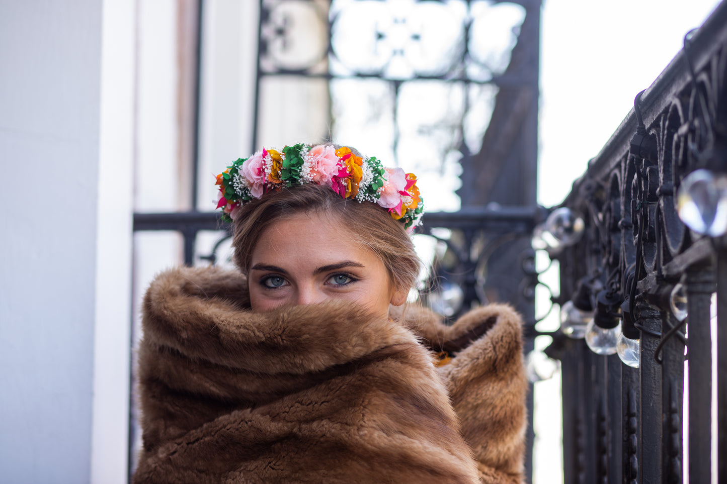 Serre tête décoré de fleurs stabilisées colorées