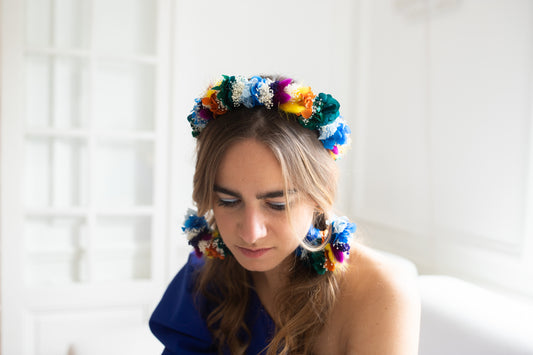 Serre tête décoré de fleurs stabilisées colorées