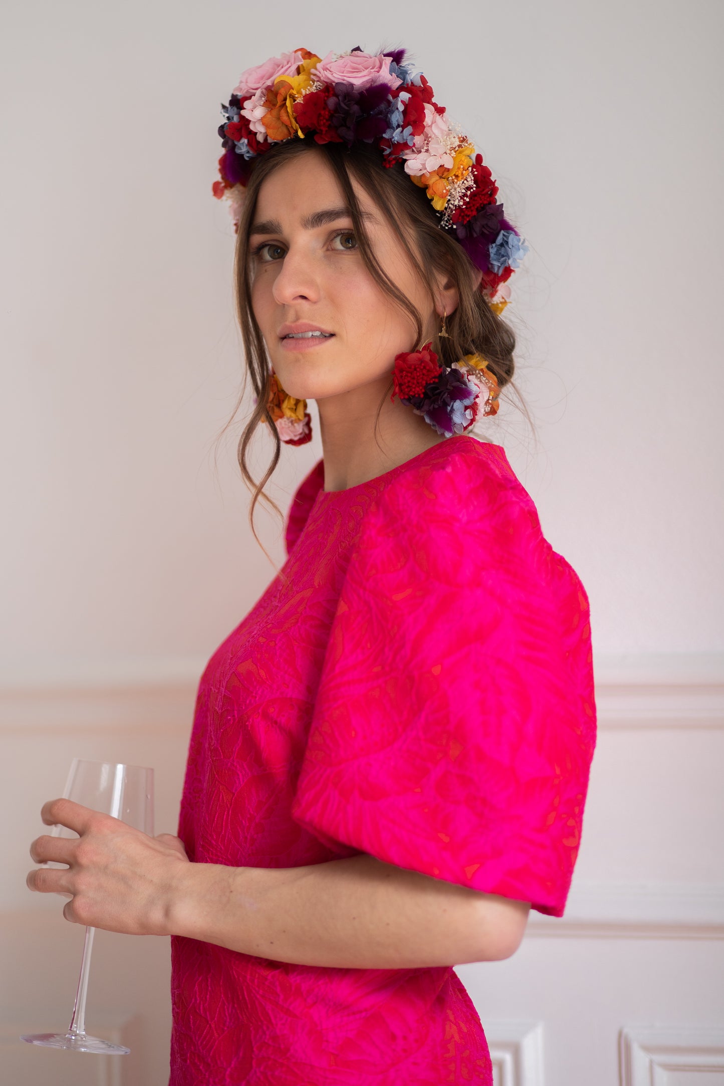 Serre tête composé de fleurs stabilisées colorées