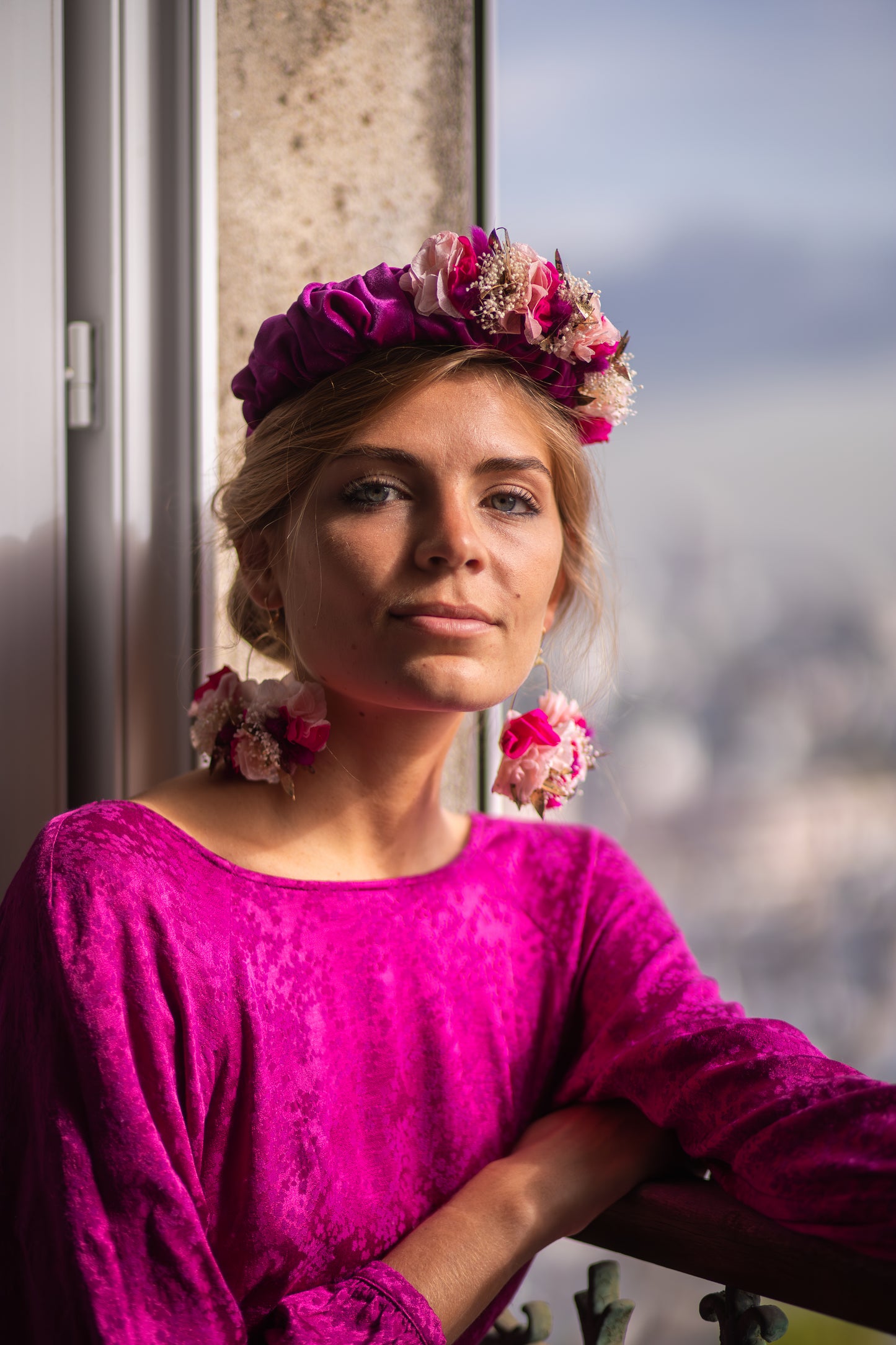 Serre tête en tissu décoré d'une composition de fleurs stabilisées colorées