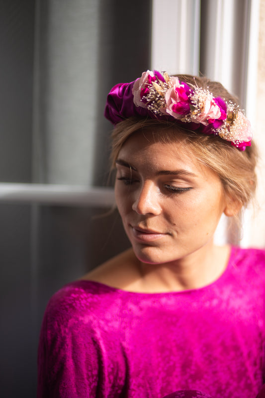 Serre tête en tissu décoré d'une composition de fleurs stabilisées colorées