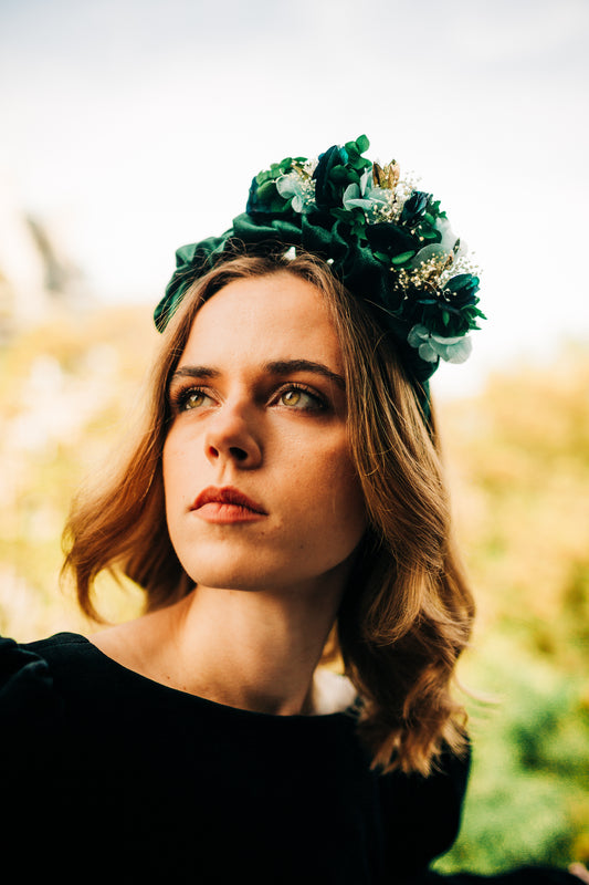 Serre tête en tissu décoré d'une composition de fleurs stabilisées colorées