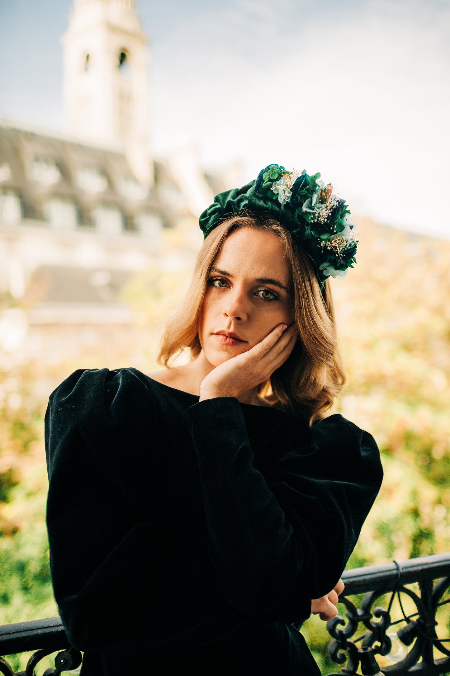 Serre tête en tissu décoré d'une composition de fleurs stabilisées colorées