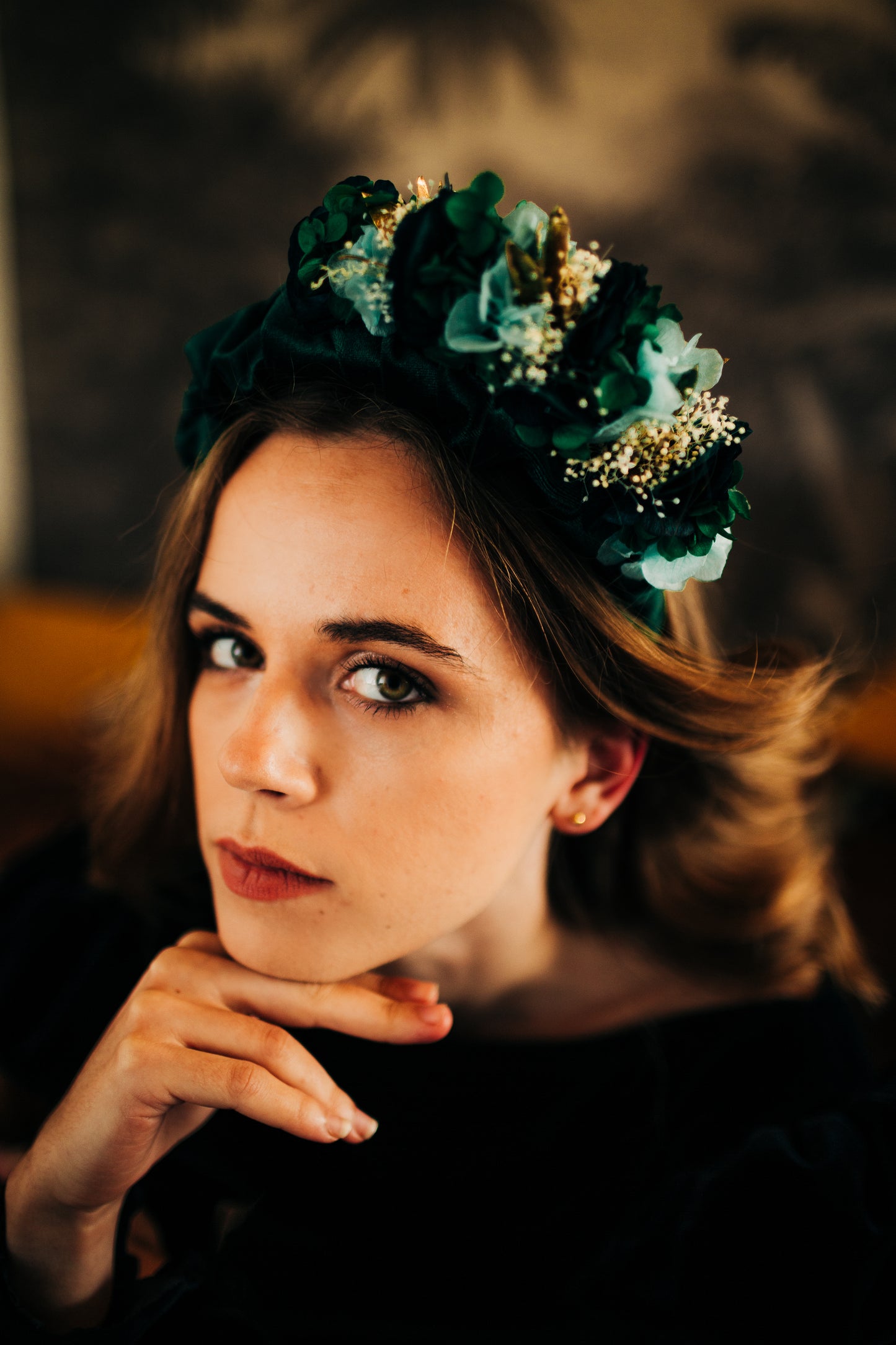 Serre tête en tissu décoré d'une composition de fleurs stabilisées colorées