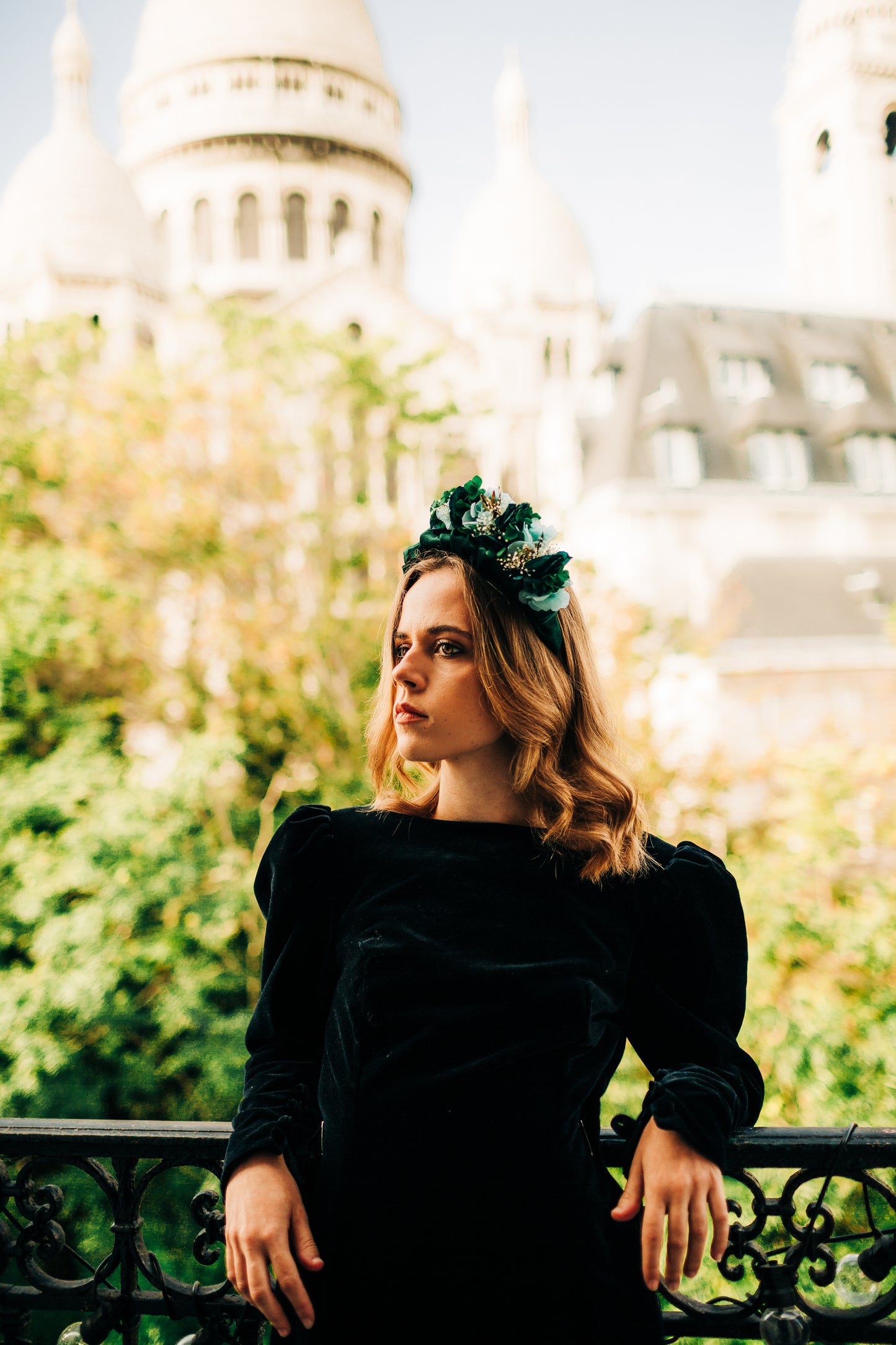 Serre tête en tissu décoré d'une composition de fleurs stabilisées colorées