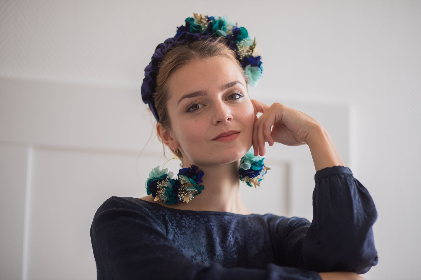 Serre tête en tissu décoré d'une composition de fleurs stabilisées colorées