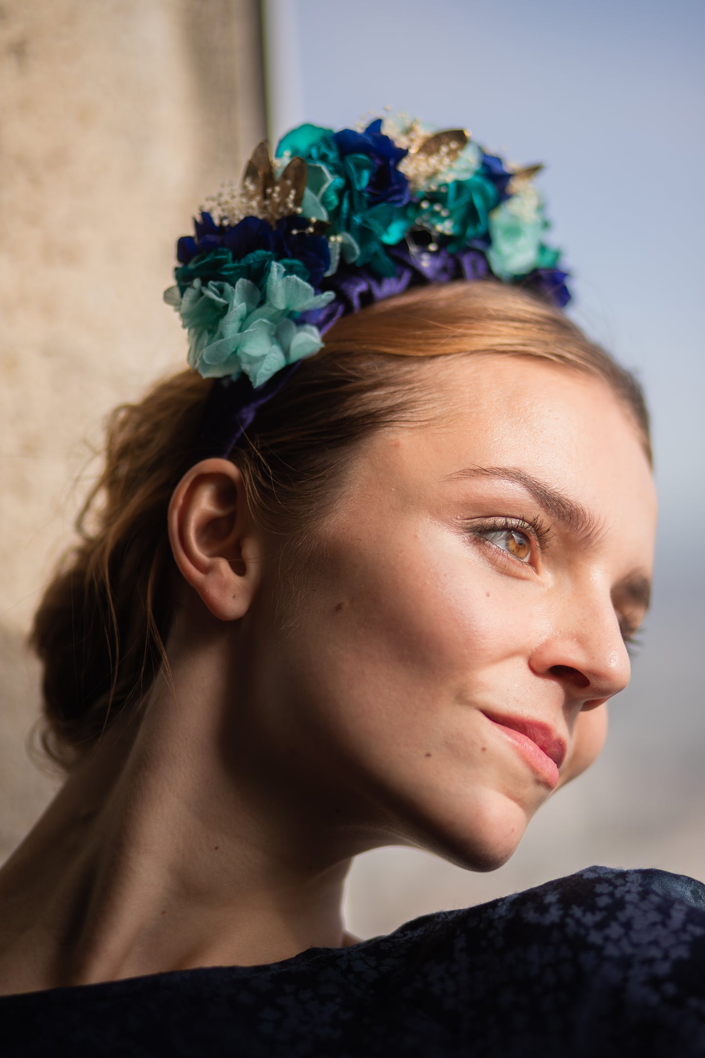 Serre tête en tissu décoré d'une composition de fleurs stabilisées colorées
