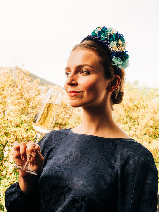 Serre tête en tissu décoré d'une composition de fleurs stabilisées colorées