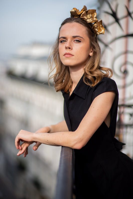 Serre tête composé de fleurs en bois Palm Cup dorées