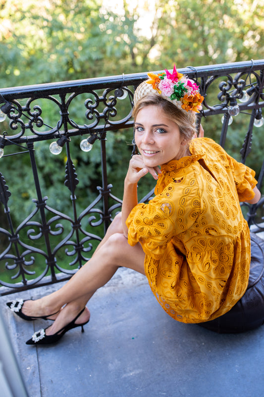 Serre tête en sinamay décoré de fleurs stabilisées et colorées