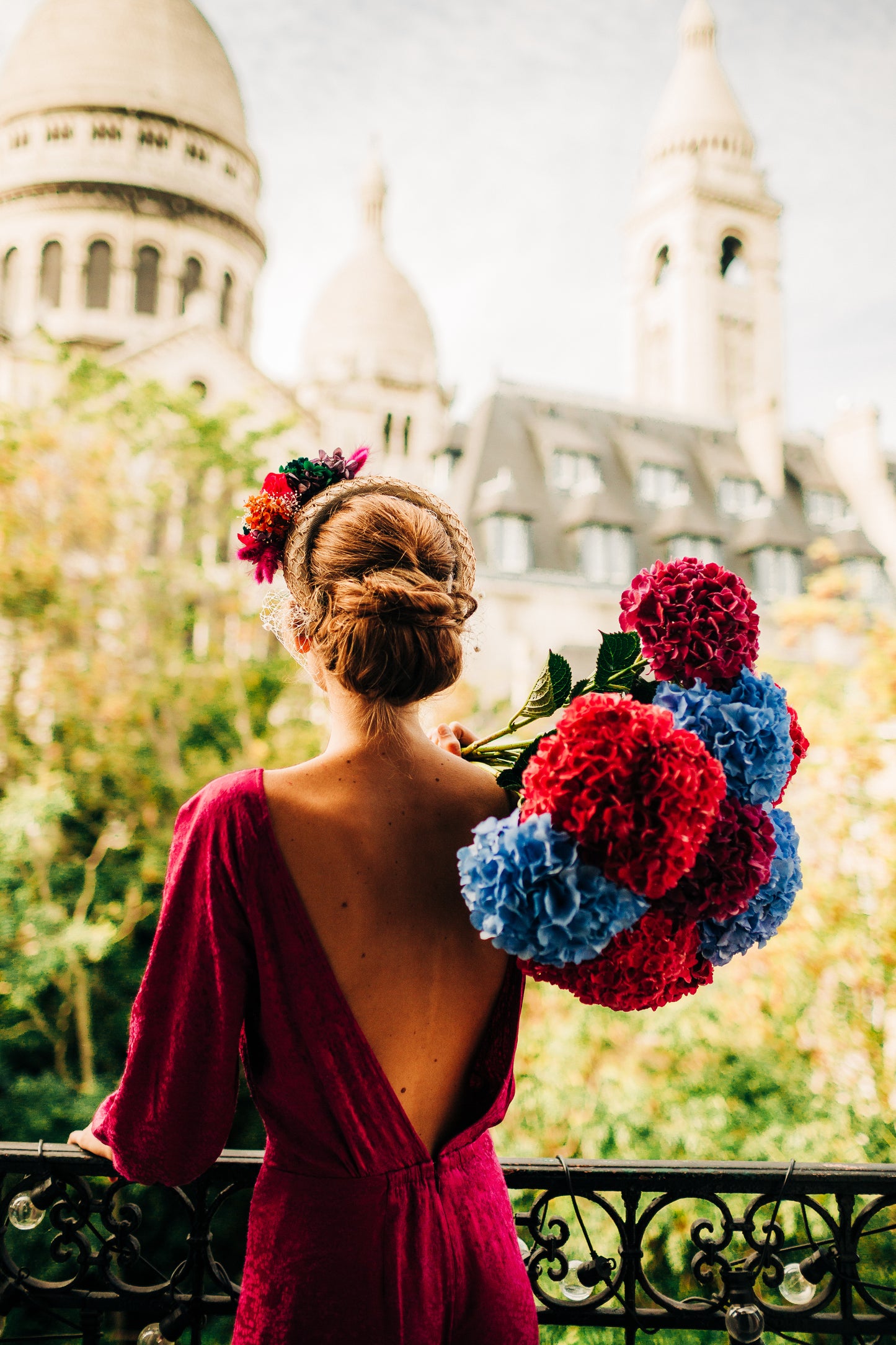 Serre tête en sinamay décoré de fleurs stabilisées et colorées