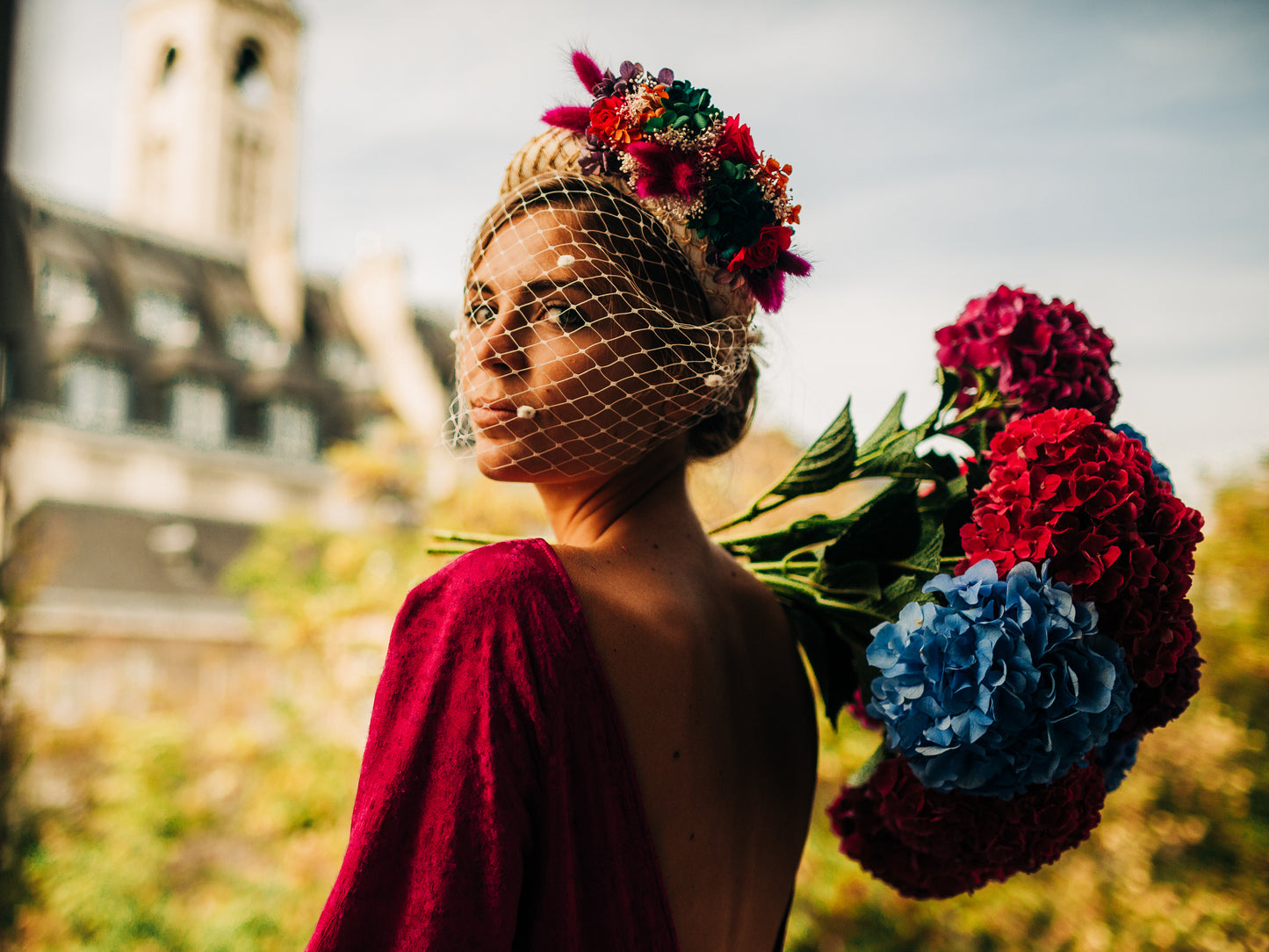 Serre tête en sinamay décoré de fleurs stabilisées et colorées
