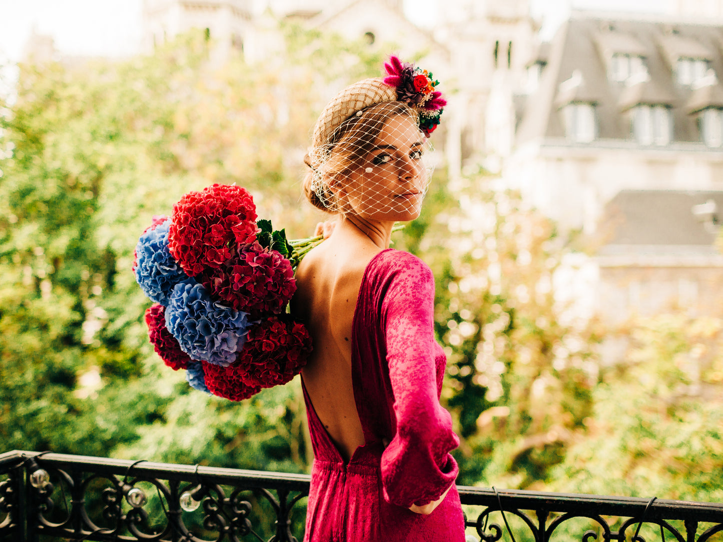 Serre tête en sinamay décoré de fleurs stabilisées et colorées