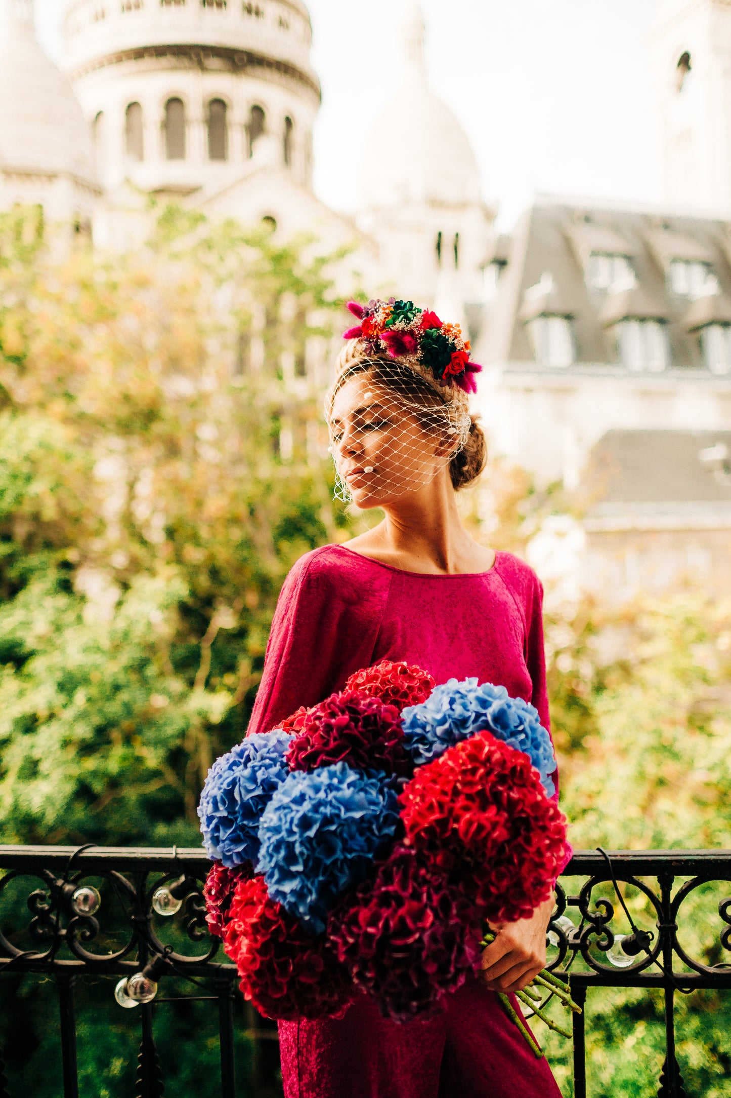 Serre tête en sinamay décoré de fleurs stabilisées et colorées