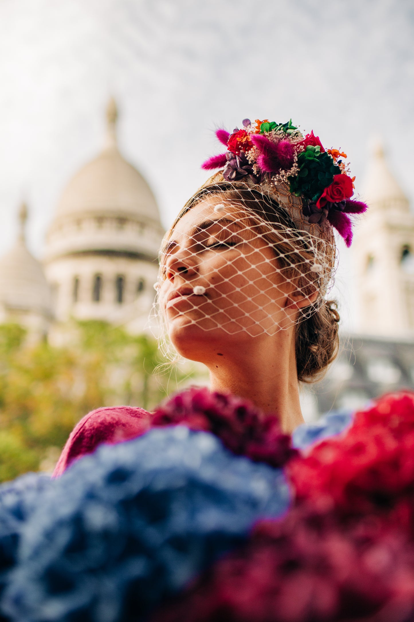 Serre tête en sinamay décoré de fleurs stabilisées et colorées