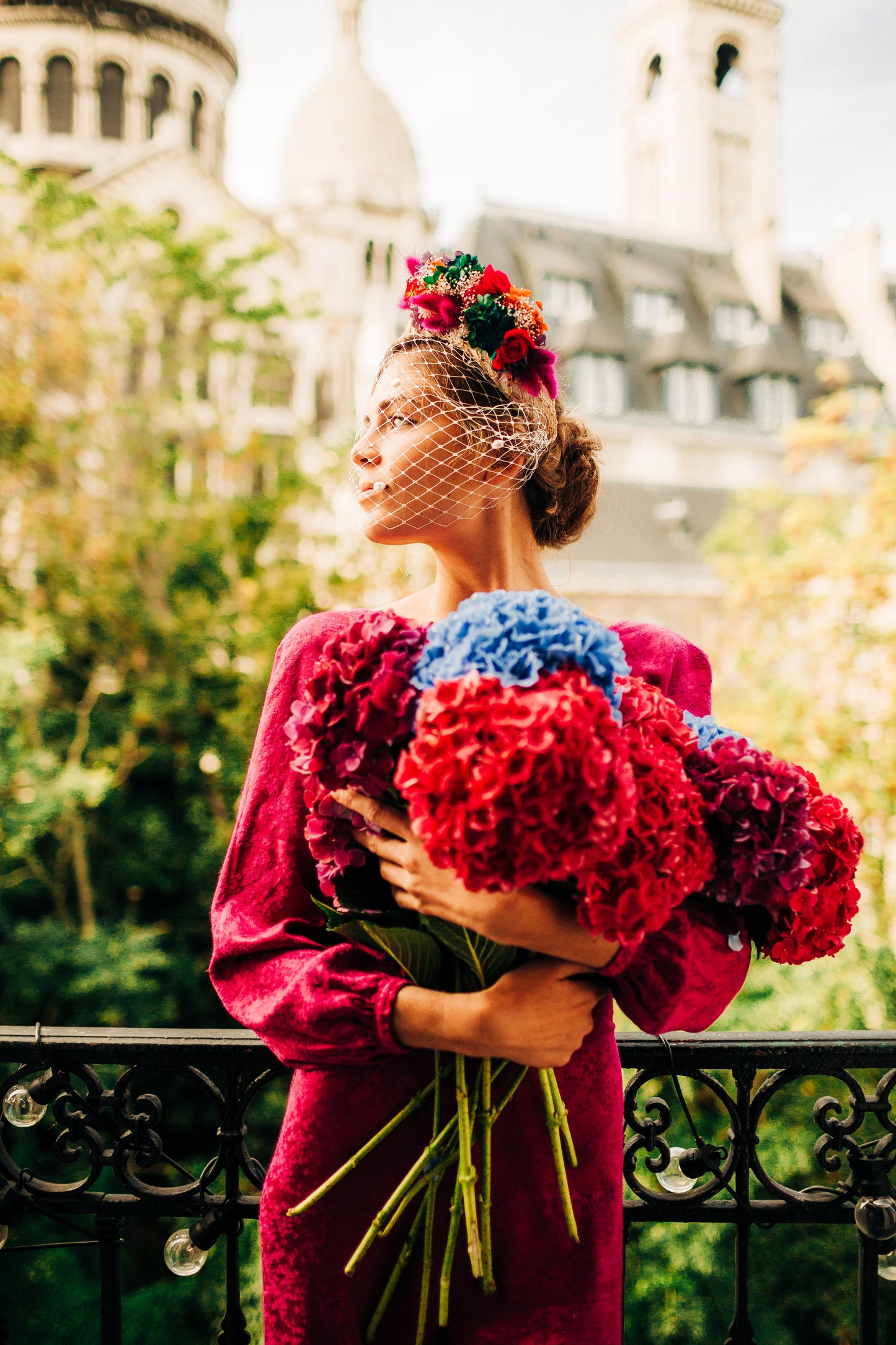 Serre tête en sinamay décoré de fleurs stabilisées et colorées