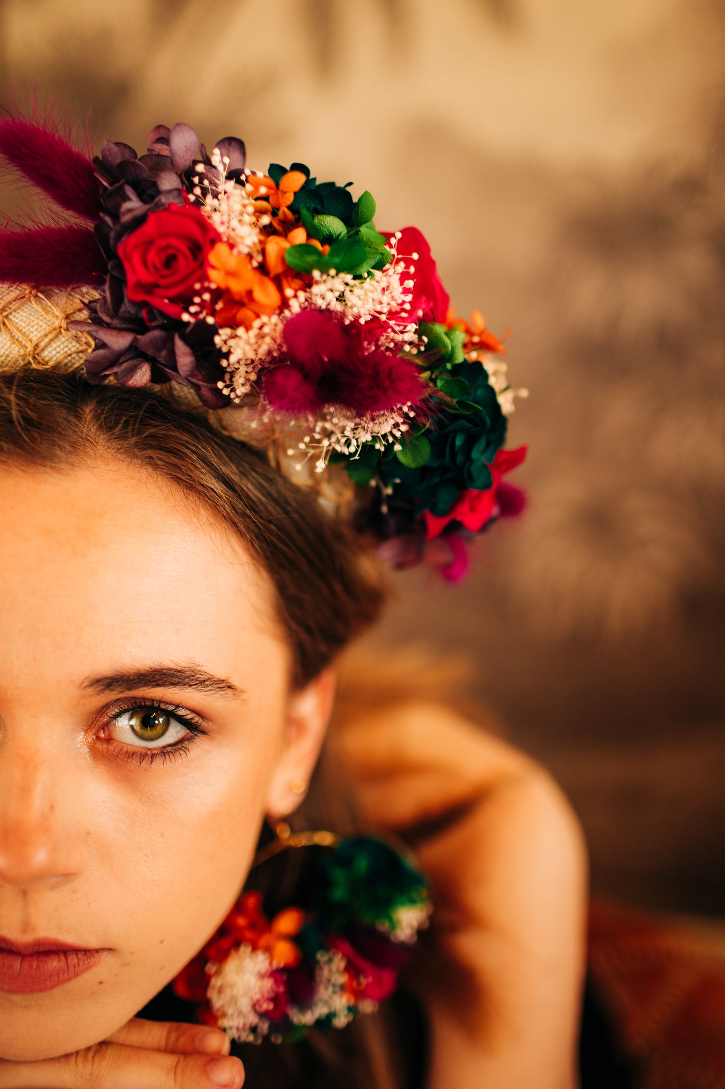 Serre tête en sinamay décoré de fleurs stabilisées et colorées