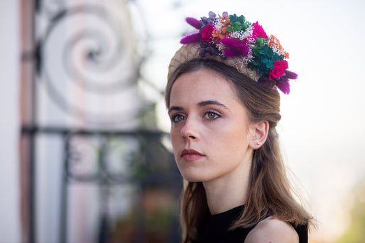 Serre tête en sinamay décoré de fleurs stabilisées et colorées