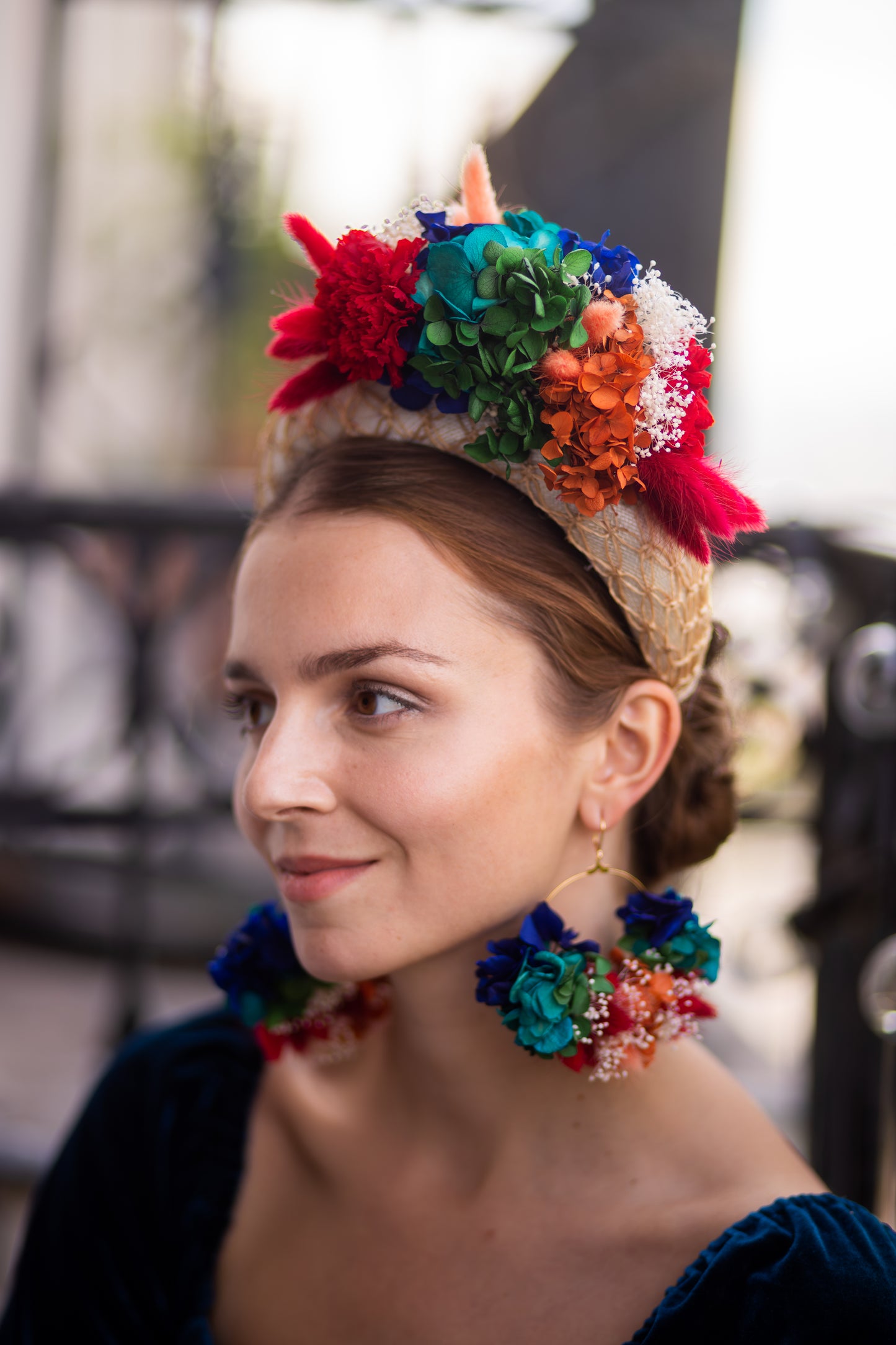 Serre tête en sinamay décoré de fleurs stabilisées et colorées