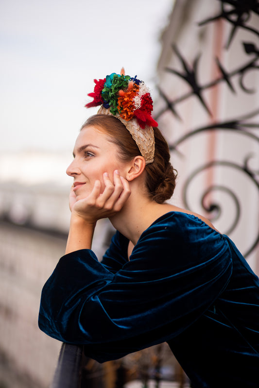Serre tête en sinamay décoré de fleurs stabilisées et colorées