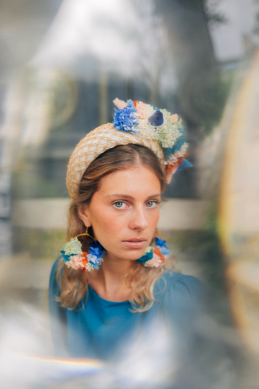 Serre tête en sinamay décoré de fleurs stabilisées et colorées