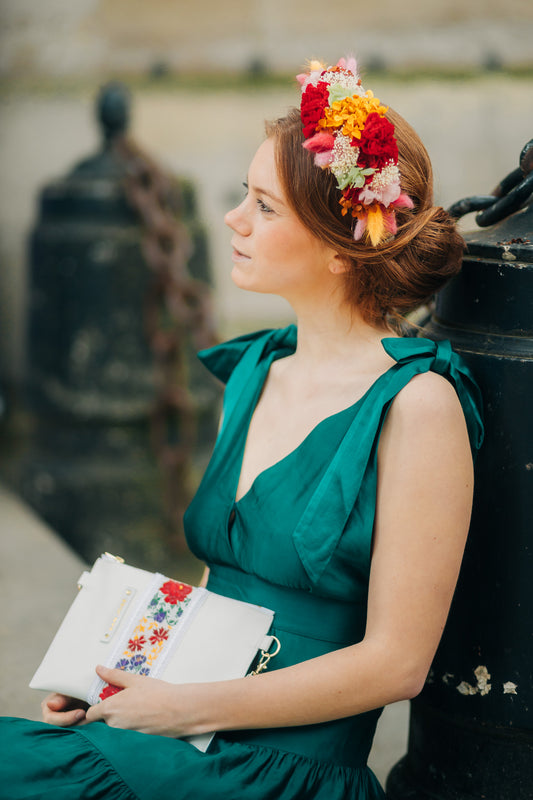 Serre tête en sinamay décoré de fleurs stabilisées et colorées