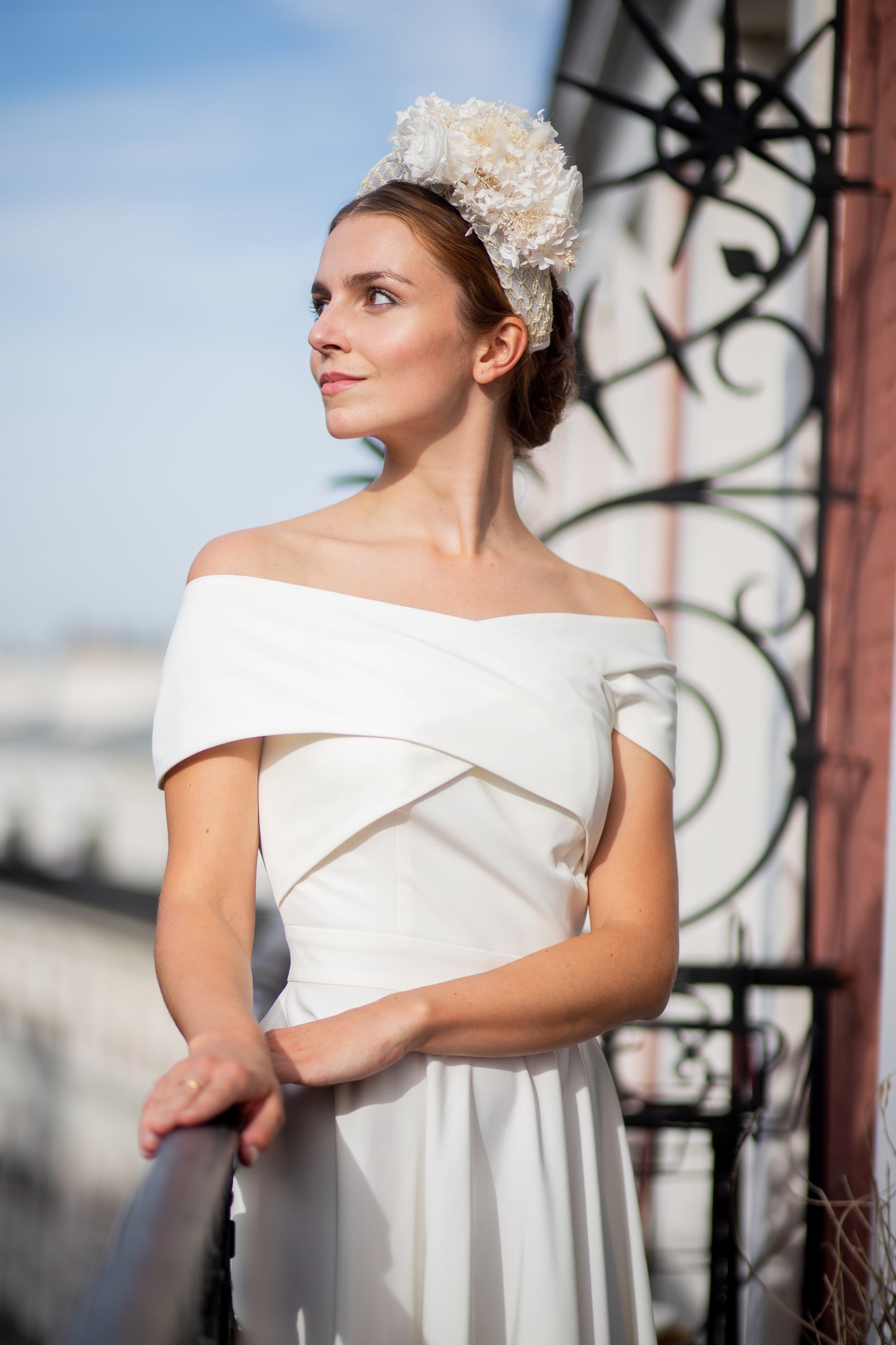 Serre tête en sinamay décoré de fleurs stabilisées
