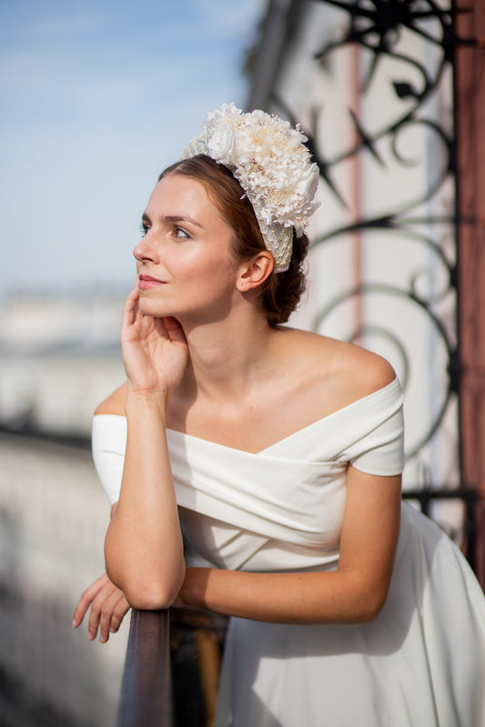 Serre tête en sinamay décoré de fleurs stabilisées