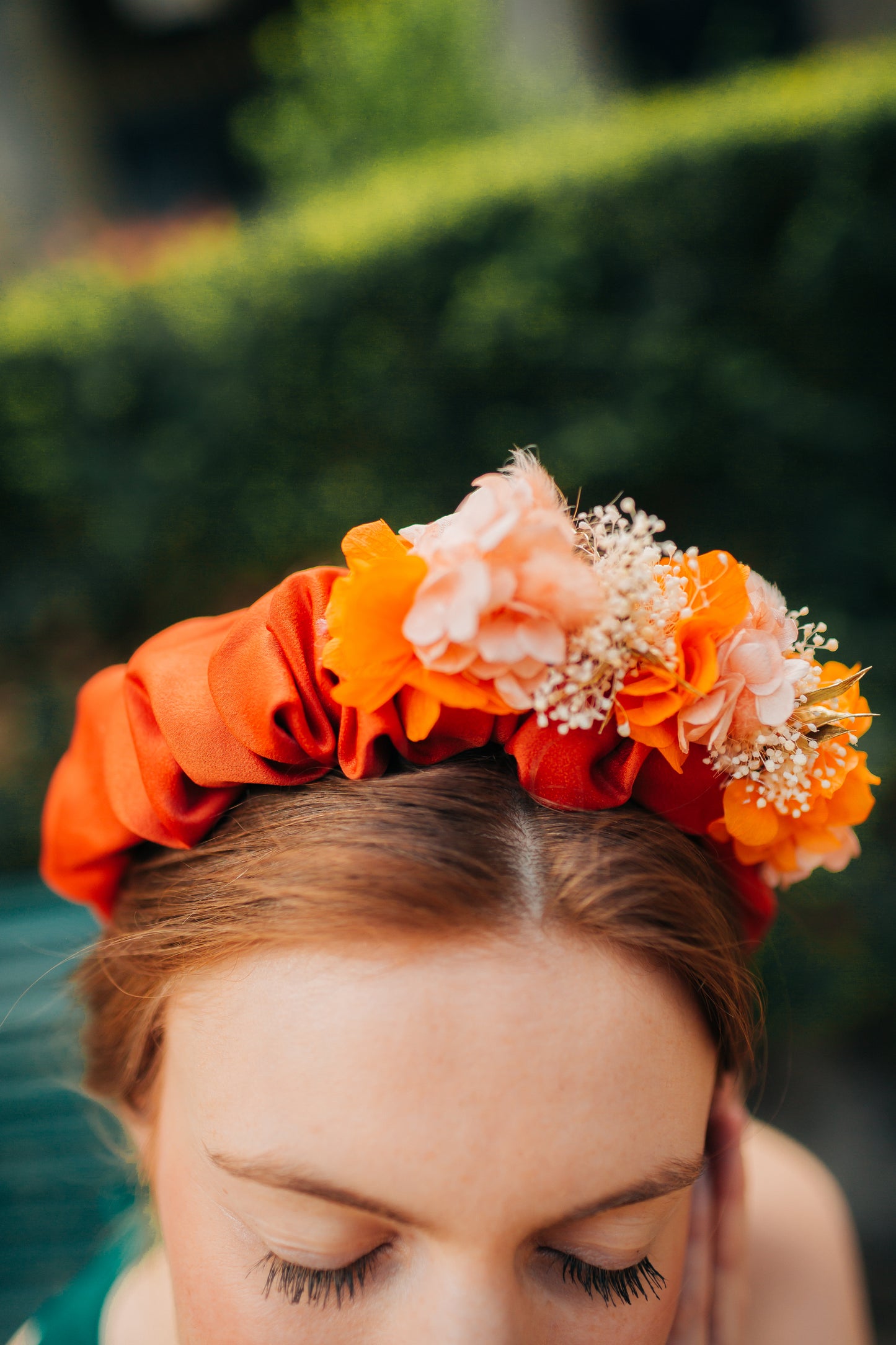 Serre tête en tissu décoré de fleurs stabilisées et colorées