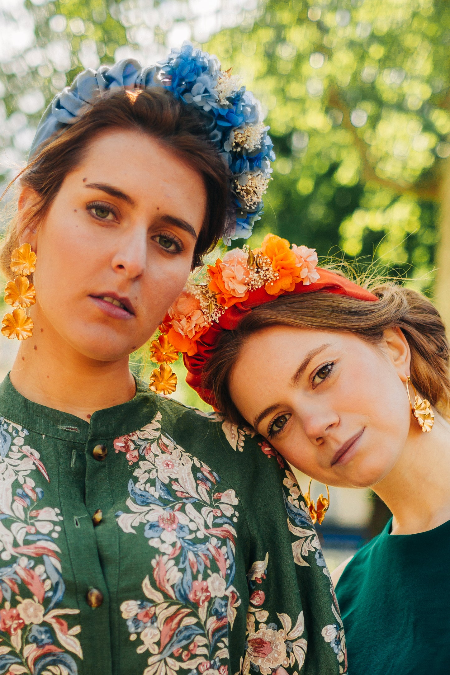 Serre tête en tissu décoré de fleurs stabilisées et colorées