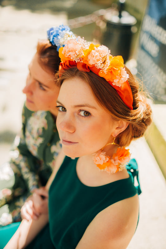 Serre tête en tissu décoré de fleurs stabilisées et colorées
